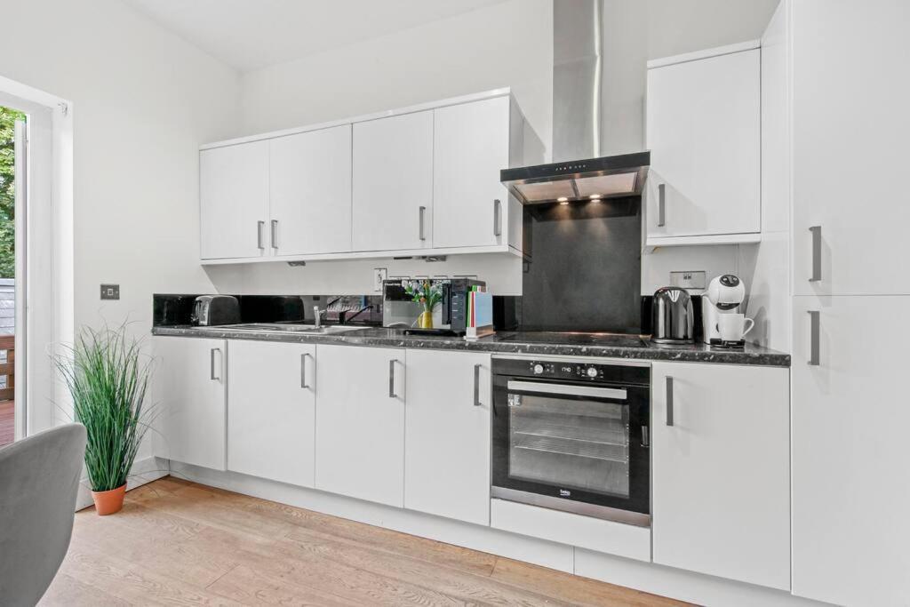 Charming 2 Bed Free Wifi Close To Camden Apartment *